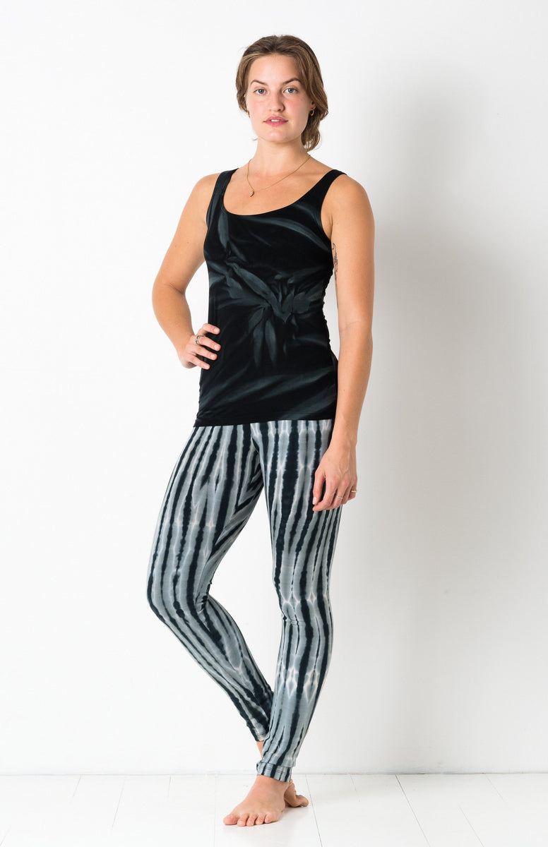 Black and gray stitching yoga leggings