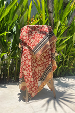 Load image into Gallery viewer, Hand printed Indian Lunghi